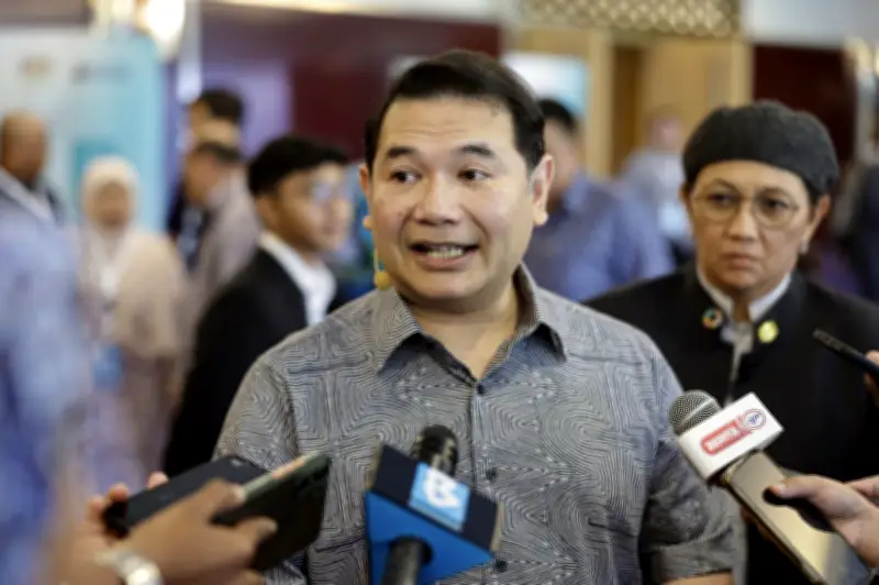 Rafizi serah 28 muka surat bukti baharu kepada SPRM berkaitan kontrak RM1.1 bilion