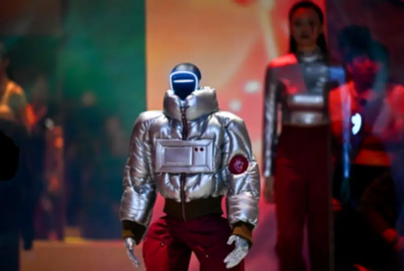 Robot Humanoid Berjalan di Landasan Seoul bersama Model Manusia