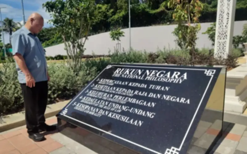 Ronnie Liu baca Rukun Negara di Dataran Selangor selepas teguran Sultan