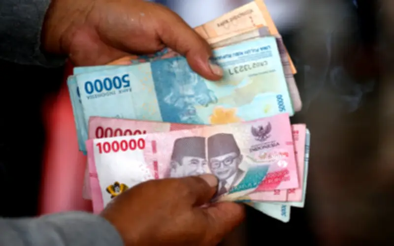 Rupiah Indonesia jatuh ke paras terendah, saham dan bon merosot