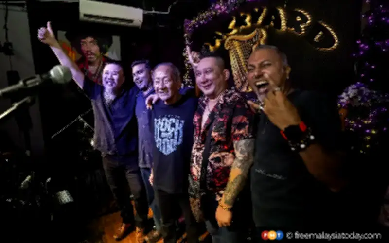 Satu Laluan Terakhir, Perpisahan Gemuruh Untuk The Strollers