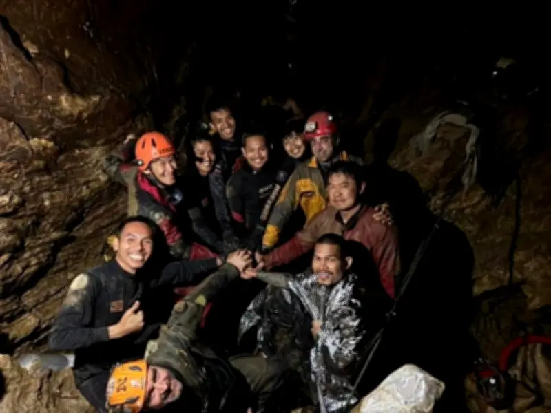 Seorang daripada tujuh lelaki diselamatkan dari gua Laos selepas seminggu terperangkap