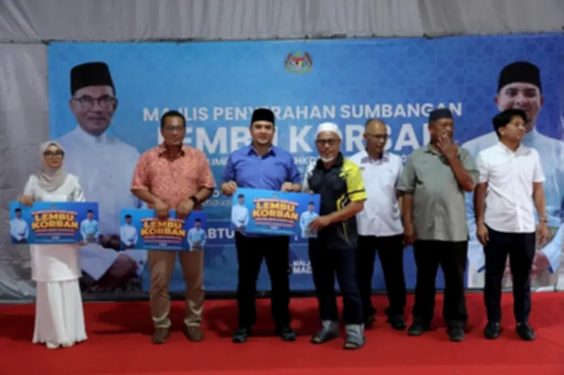 Setiausaha Politik PM serah sumbangan lembu korban di Kuantan