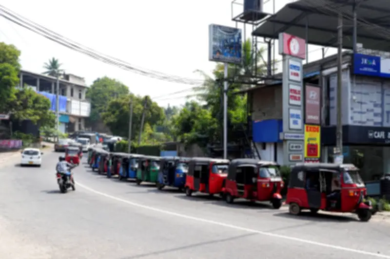 Sri Lanka naikkan harga minyak 48 peratus sejak Februari akibat krisis tenaga global dan syarat IMF