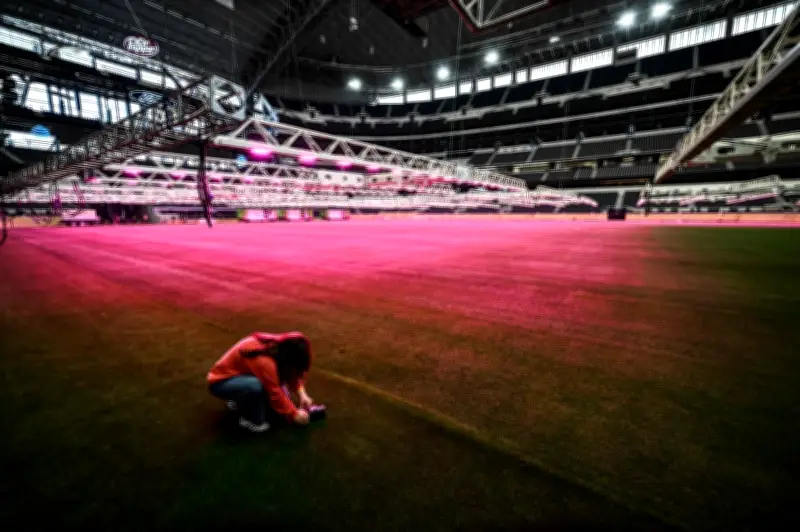 Stadium Dallas Bersinar Merah Jambu Demi Padang Rumput Sempurna Piala Dunia 2026