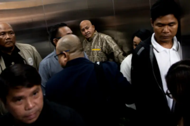 Tembakan Kedengaran di Senat Filipina, Senator Tahanan ICC Berlindung