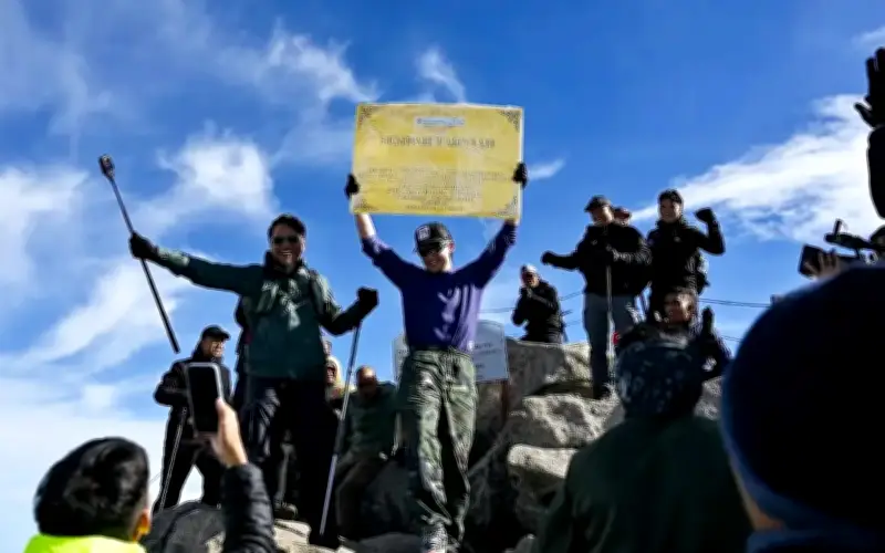 Tengku Hassanal Pahang Berjaya Puncak Gunung Kinabalu