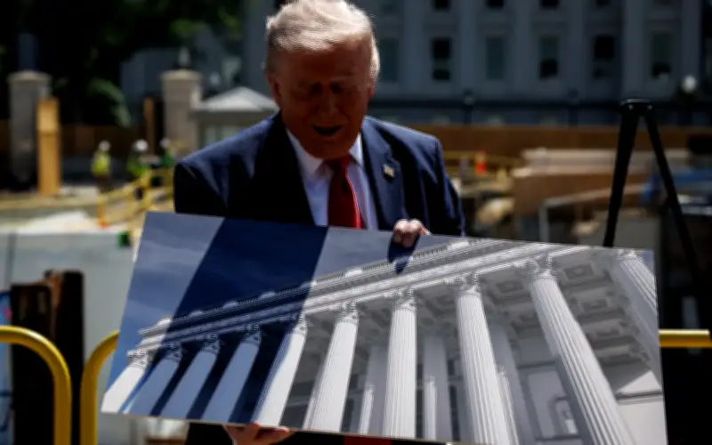 Trump pamer tapak dewan tari dengan 'empayar dron' di bumbung