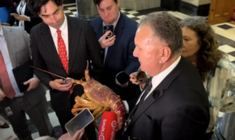 Udang karang hidup curi tumpuan sidang media parlimen New Zealand