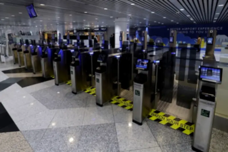 Warga China ditahan di KLIA selepas merempuh pagar automatik tanpa tiket