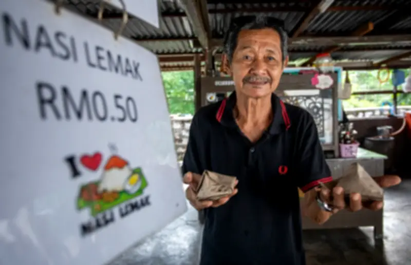 Warung Lejen di Selama kekalkan harga nasi lemak 50 sen sejak 30 tahun
