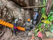 Empat mangsa terselamat dibawa keluar dari gua Laos, dua masih hilang