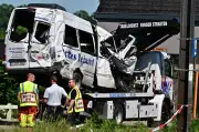 Empat maut termasuk dua kanak-kanak dalam nahas keretapi langgar van sekolah di Belgium