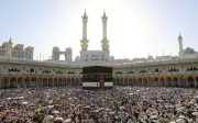 Jemaah haji lawan panas terik dengan aiskrim dan kipas gergasi