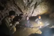 Mangsa selamat nasihat penyelamat dalam misi cari dua lagi terperangkap di gua Laos