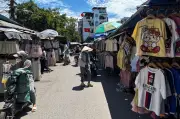 Peniaga barang tiruan di Hanoi kekal berniaga walaupun ditekan