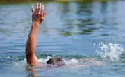 Penjual buah lemas ketika mandi di Air Terjun Belukar Bukit