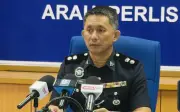 Polis buru warga asing masuk sekolah, cium murid di Arau