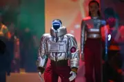 Robot Humanoid Berjalan di Landasan Seoul bersama Model Manusia