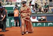 Roland Garros Jadi Landasan Fesyen: Osaka Bergemerlapan, Sabalenka Bersinar