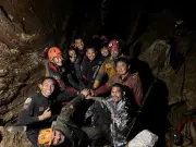 Seorang daripada tujuh lelaki diselamatkan dari gua Laos selepas seminggu terperangkap