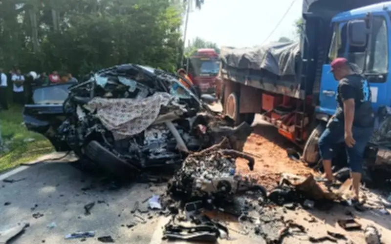 6 sekeluarga termasuk bayi maut kemalangan lori tanah dan SUV di Sungai Petani