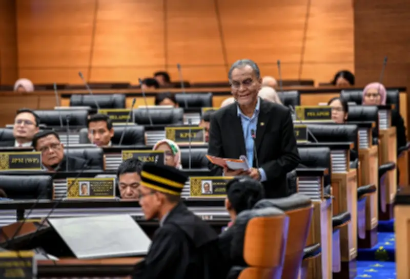 854 doktor kelulusan luar negara didaftar sebagai pakar dari Jan hingga Mei