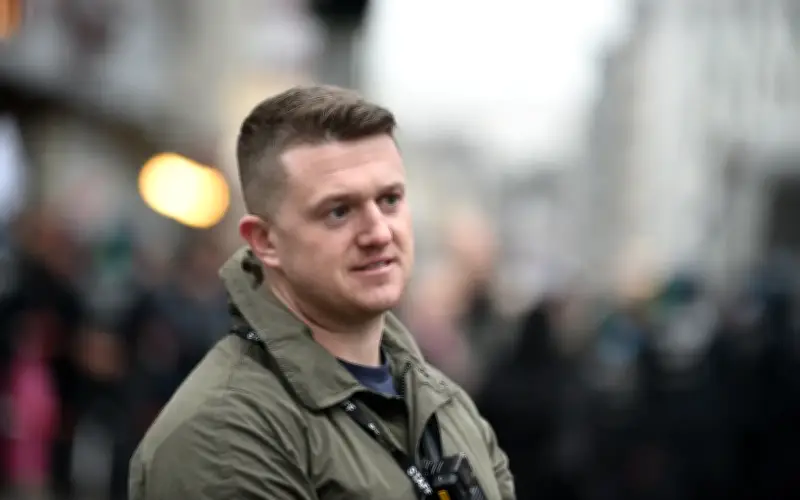 Aktivis anti-Islam UK Robinson ditahan sebentar di bawah undang-undang keganasan