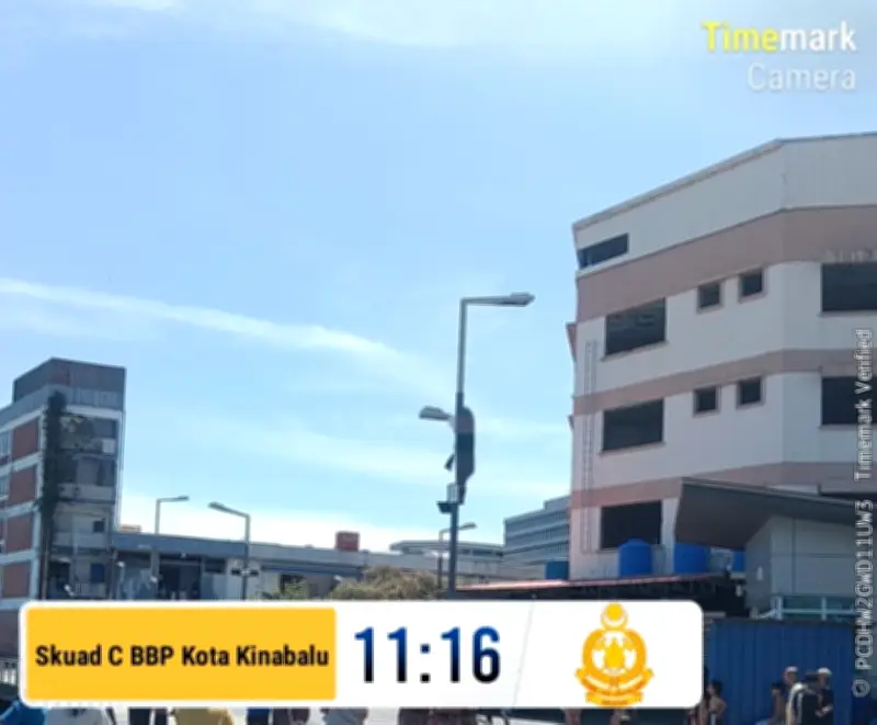 Anggota Bomba Selamatkan Lelaki Terperangkap di Tiang Lampu Jalan di Kota Kinabalu