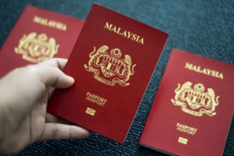 Anwar lancar pasport Malaysia baharu dengan 94 ciri keselamatan esok