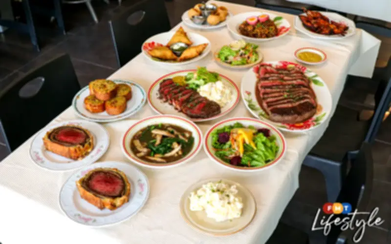 Arkitek yang Mereka Semula Pengalaman Steakhouse