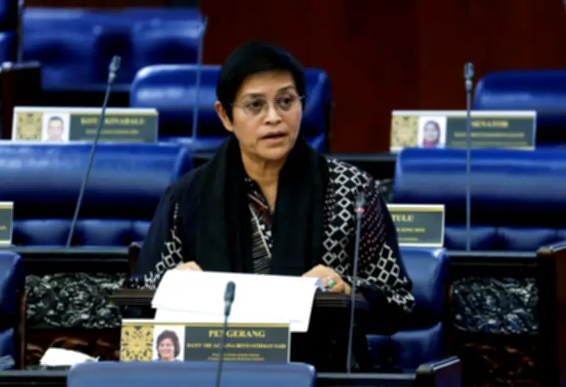 Azalina bentang pindaan Akta 792, perluas bidang kuasa luar negara