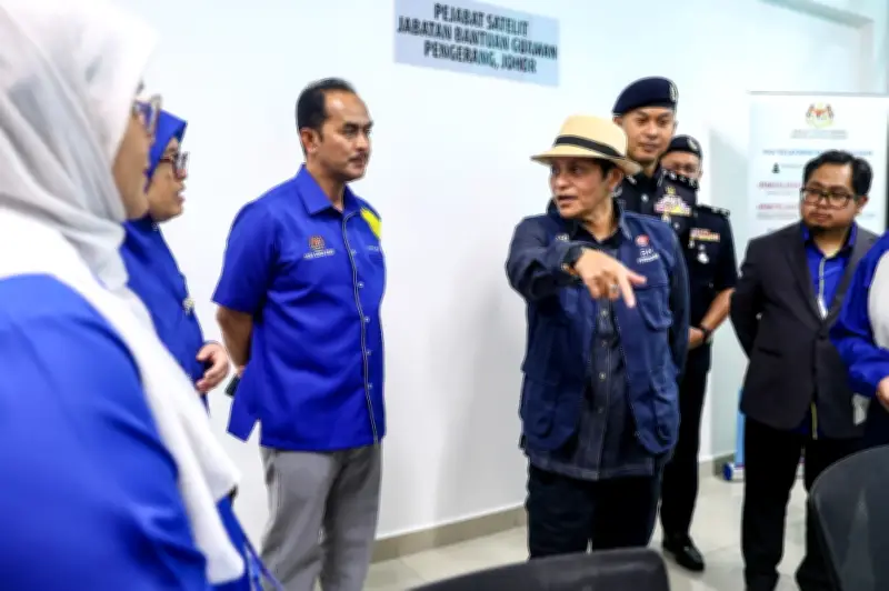 Azalina gesa pengundi Johor nilai calon berdasarkan perkhidmatan dan komitmen