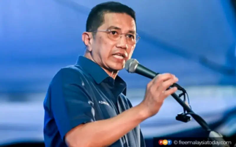 Azmin boleh jadi penghubung Bersatu-PH jika Muhyiddin berundur, kata penganalisis