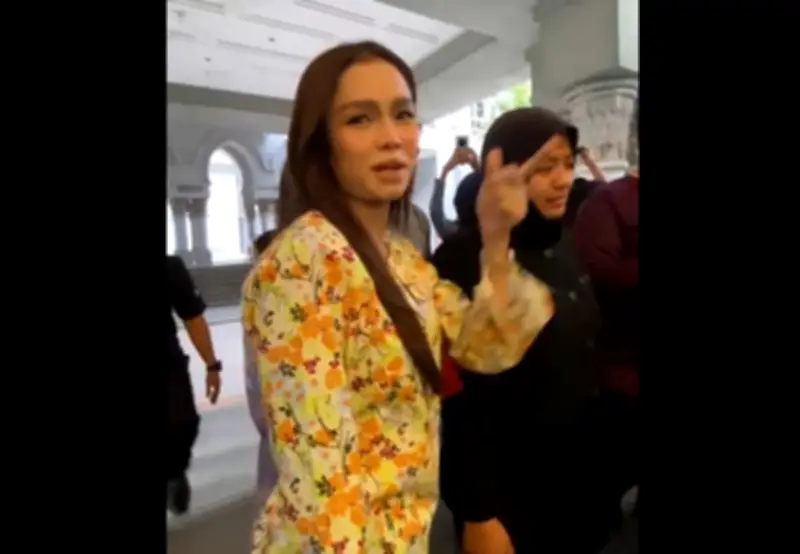 Bella Astillah tiba di Mahkamah Persekutuan, mohon doa untuk Syed Saddiq