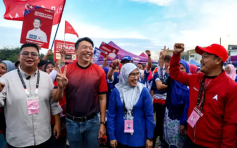 Calon lawan bertukar senyuman mesra di pasar malam Johor