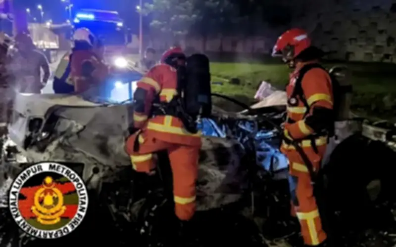 Dua maut kereta terbabas, terbakar di lebuh raya DUKE