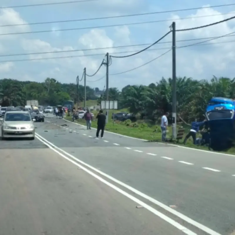 Empat maut termasuk satu keluarga dalam nahas lima kenderaan di Simpang Renggam