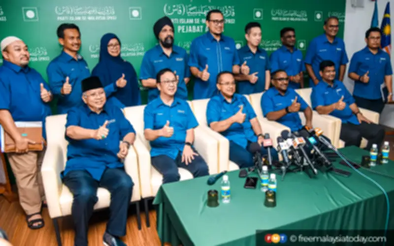 ‘Harmoni’ di luar, dalam PN terhuyung-hayang