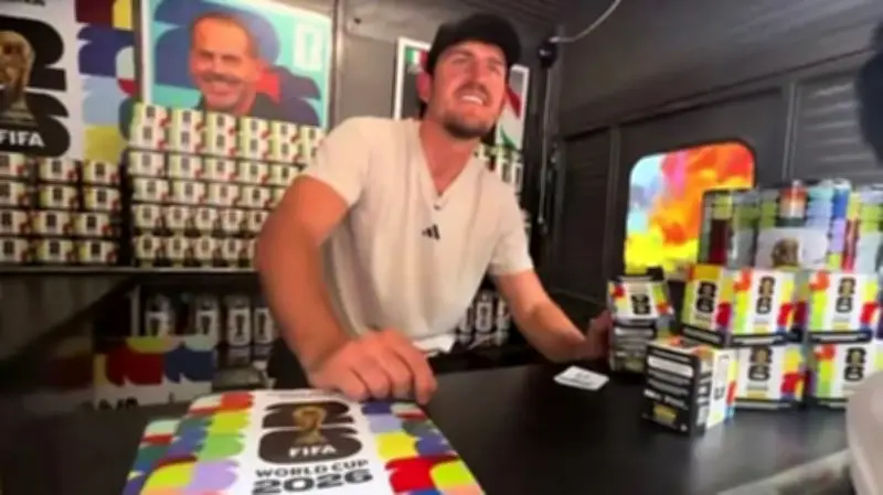 Harry Maguire edar pelekat Panini di New York selepas terlepas Piala Dunia