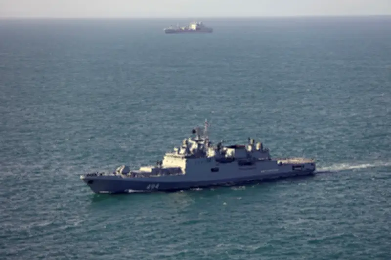 Kapal perang Rusia tembak amaran ke atas kapal layar UK di Selat Inggeris