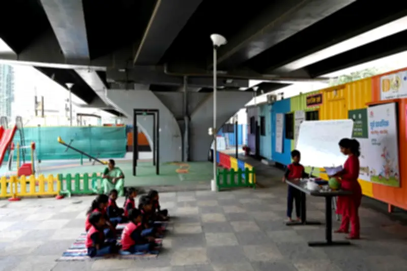 Kelas Gembira di Bawah Jambatan: Kontena Warna-warni Jadi Sekolah Kanak-kanak Jalanan Mumbai