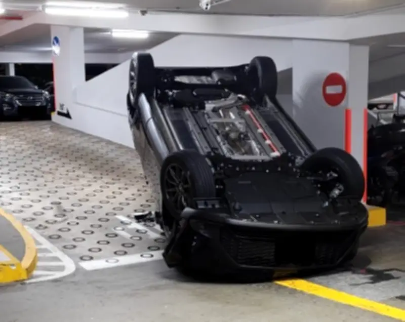 Kereta terbalik di tempat letak kereta Woodlands, pemandu cedera ringan
