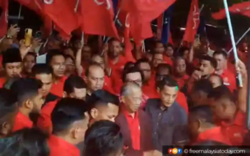 Lebih 200 penyokong berhimpun sokong Muhyiddin sebelum mesyuarat utama Bersatu