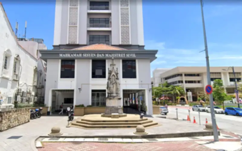 Lelaki mengaku tak salah tetak abang kandung guna parang