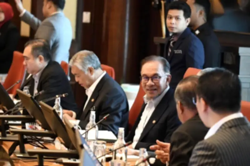 Loke balas Onn Hafiz: Presiden Umno duduk sebelah saya setiap minggu