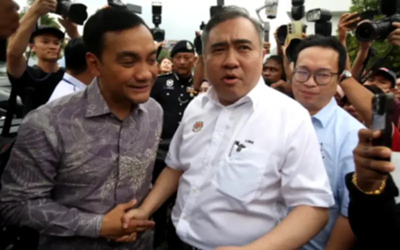 Loke dan Onn Hafiz beramah mesra dalam pertemuan pertama selepas kecoh di media sosial