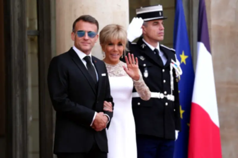 Macron pakai cermin mata aviator viral lagi sebab masalah mata berulang