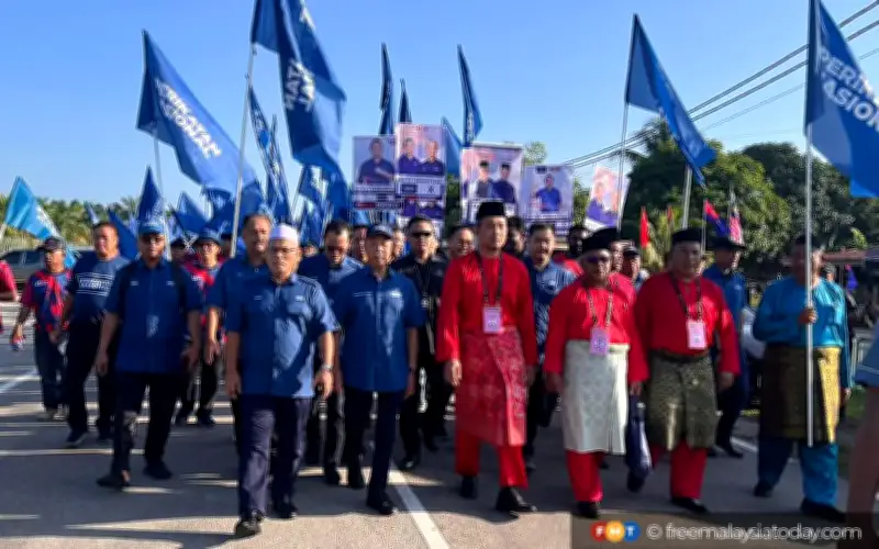 Muhyiddin iringi ratusan penyokong PN hantar calon Bukit Kepong