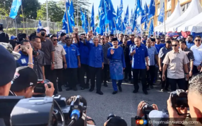 Muka berat keluar di Machap: Zahid, KJ, Hishammuddin iringi Onn Hafiz